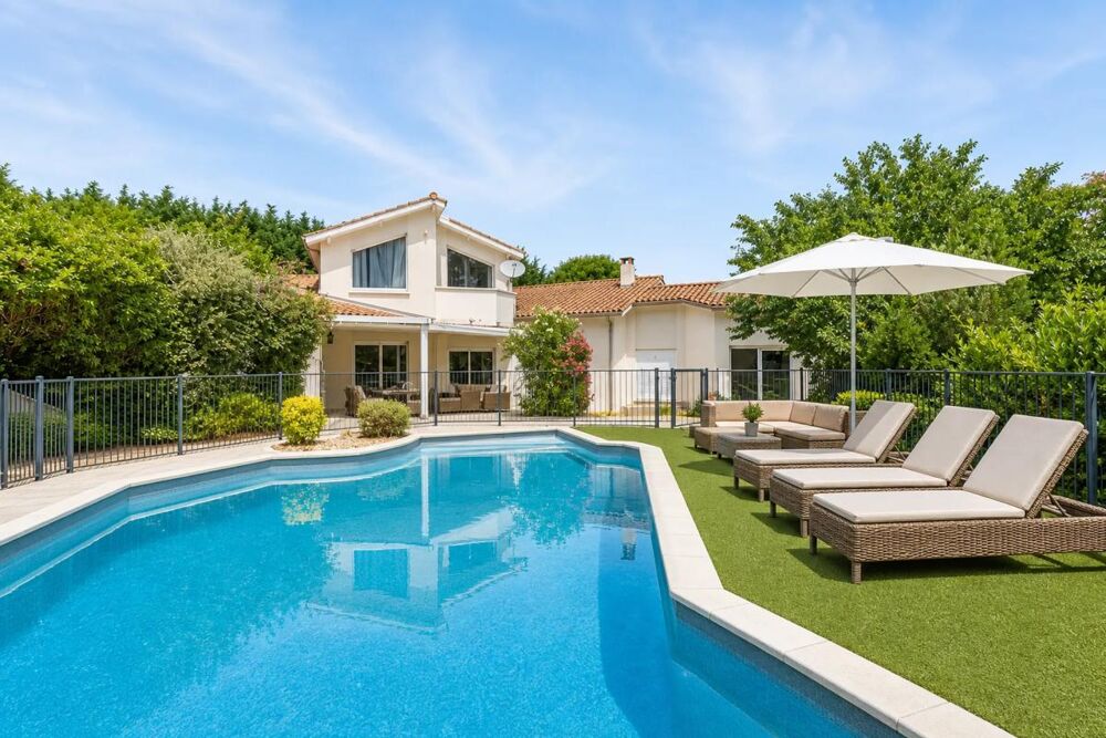Maison de 8 pièces de 210 m² à Saint-Cyr-sur-le-Rhône