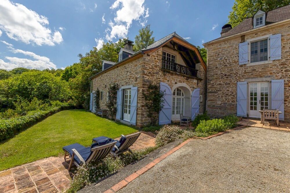 Pau (64) - À vendre Propriété de 450m2 - Forêt et prairie de 20 ha avec vue exceptionnelle sur les Pyrénées au calme