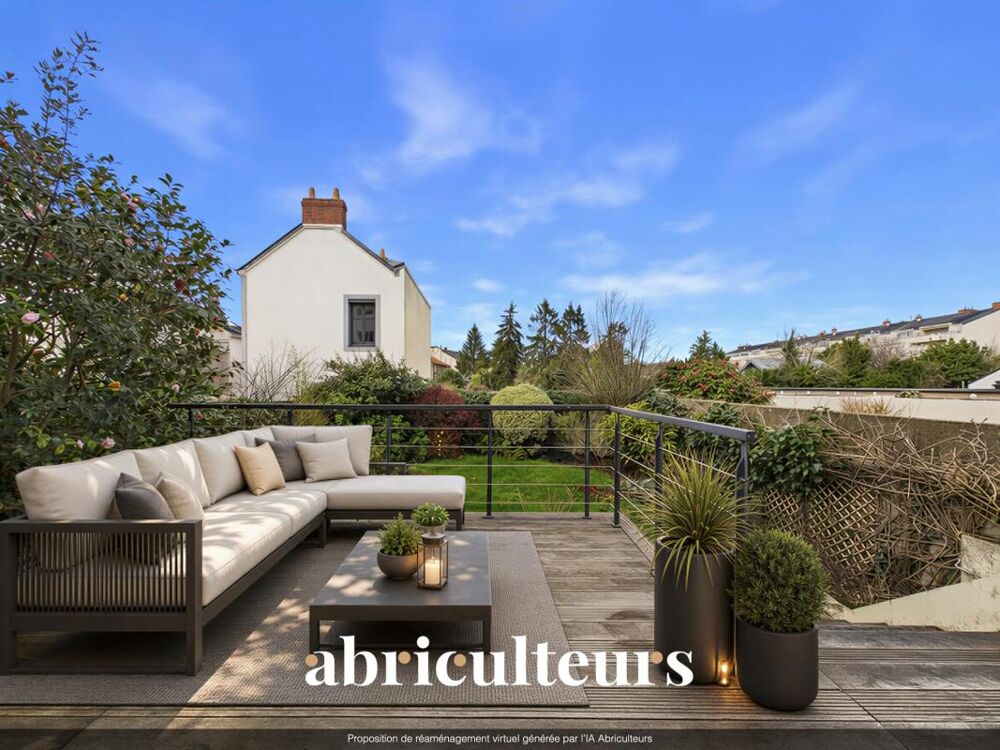 Maison aux beaux volumes - Avenue Privée - Jardin - Garage double et places de parking en vente à Nantes (44000)