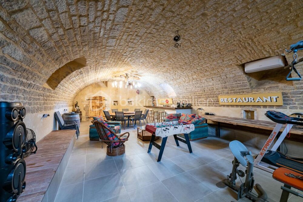 Magnifique maison de maître du 19 ème siècle, entièrement rénovée avec son incroyable caveau et ses multiples dépendances !