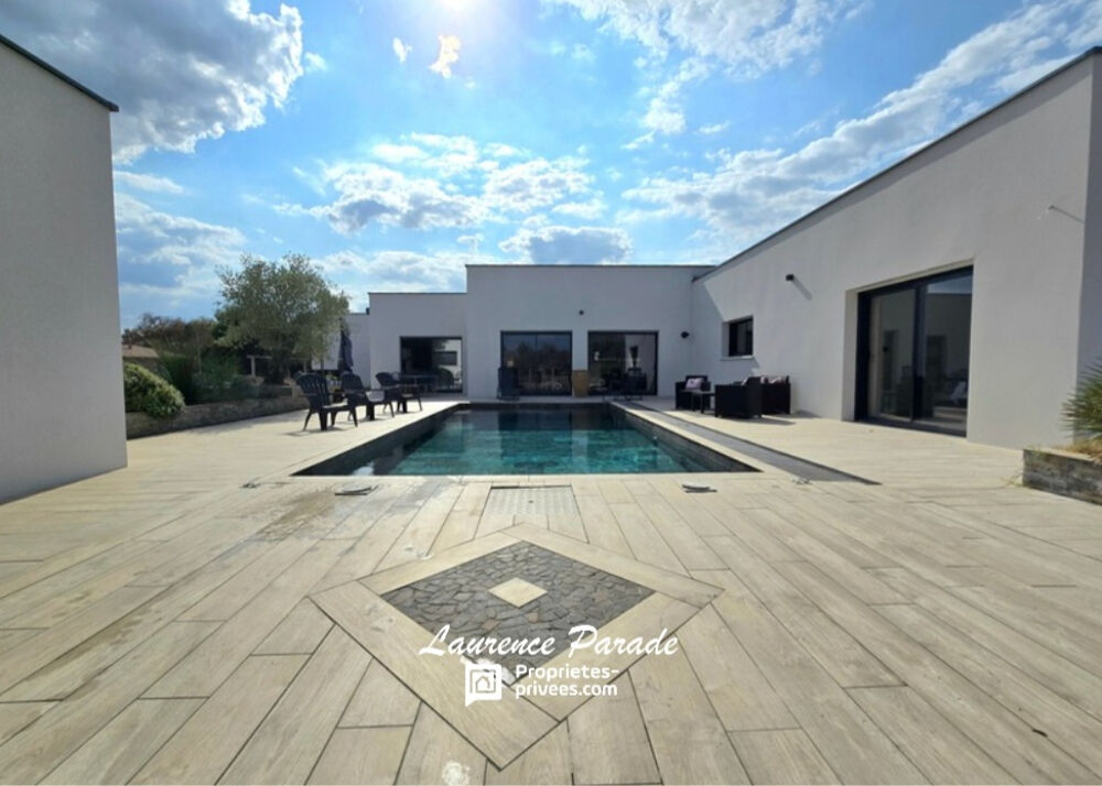 Maison contemporaine recente avec garage et piscine annexe