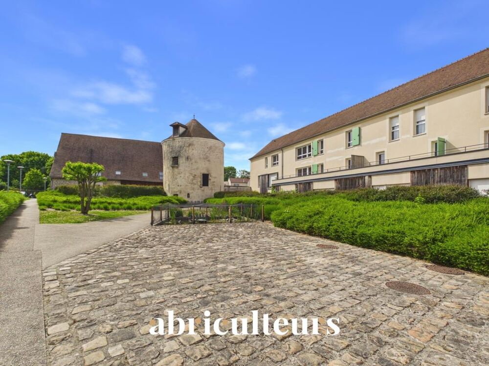 Appartement T2 au dernier étage avec vue dégagée sur le pigeonnier et les jardins  Résidence de standing à Survilliers