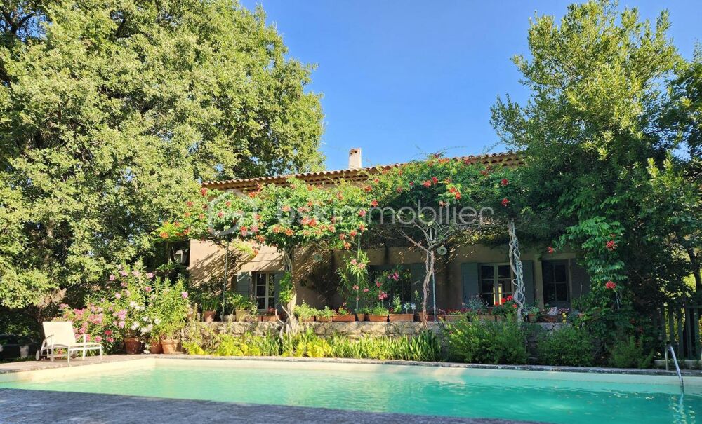 Batisse avec 5 chambres sur 3000m² de terrain avec piscine