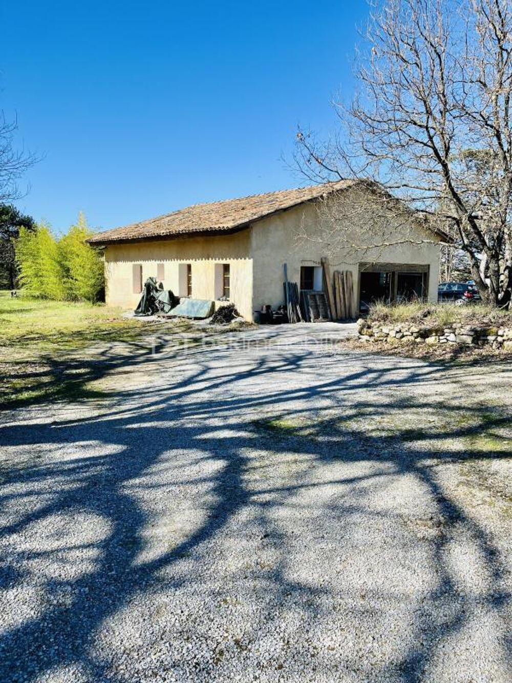 Maison famille de TYPE 6 AVEC GRAND GARAGE ET GRAND TERRAIN à NIOZELLES 04300