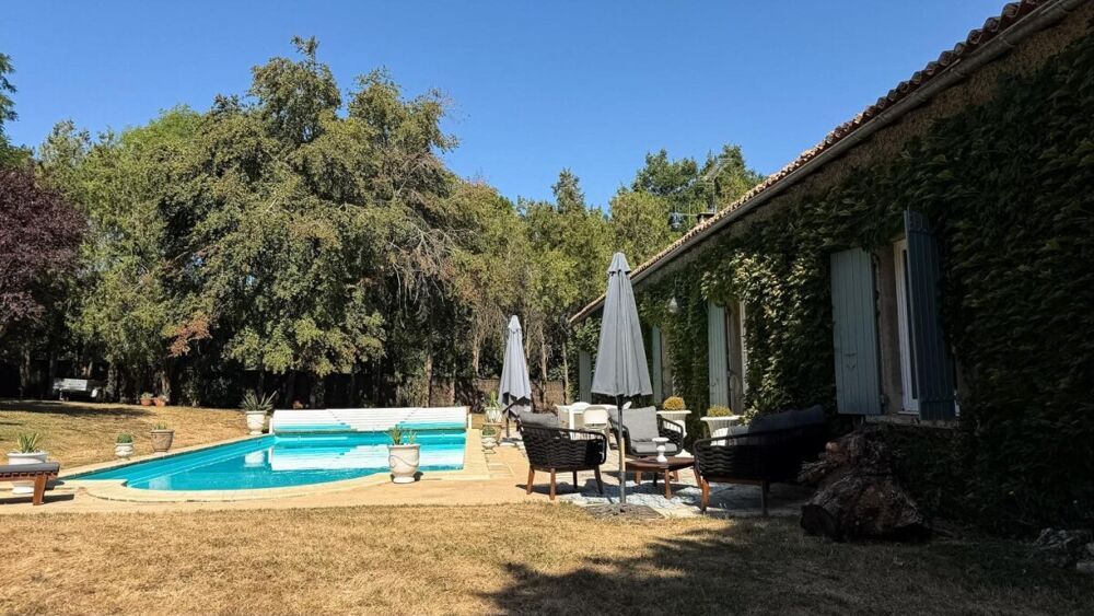 Longère rénovée avec piscine à 15km de Poitiers