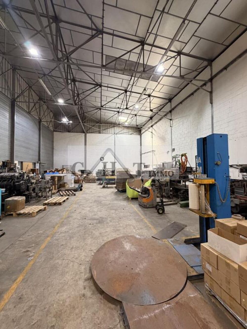   A VENDRE CHAMPLAN UN ENTREPOT ET UN TERRAIN 