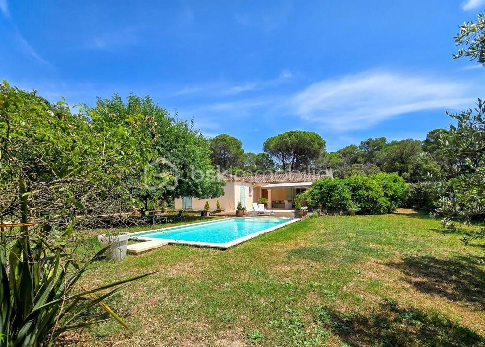 Villa de plain-pied avec piscine et grand terrain plat