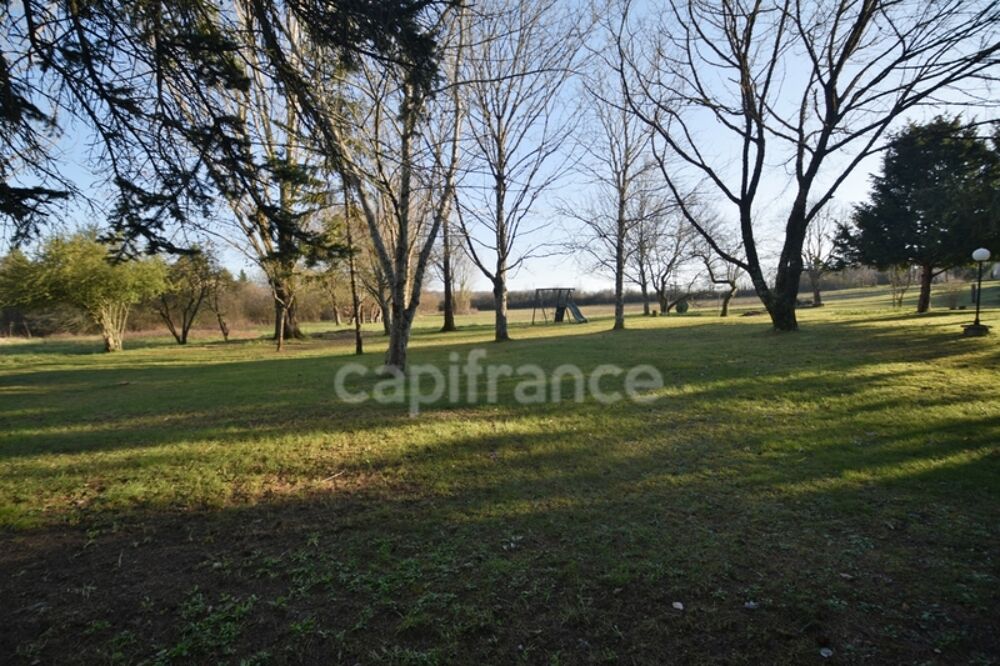 Demeure en pierre du XVIIIe siècle - poutres apparentes - 3 chambres - 2 boxes à chevaux - 18 000m2 de terrain - proche de MARMA