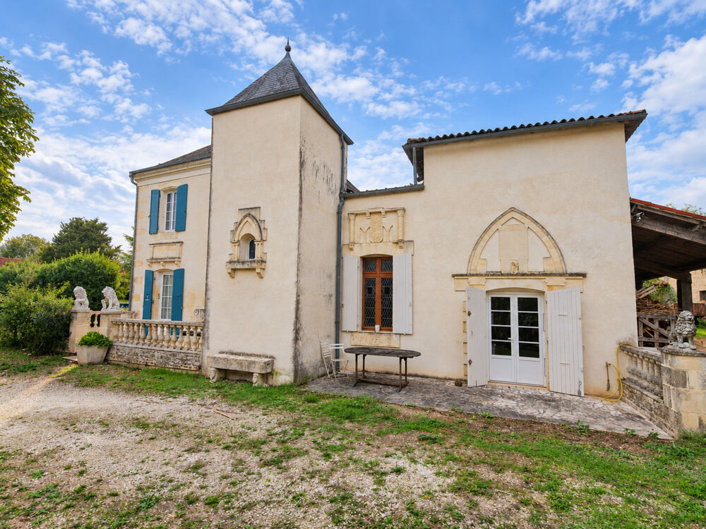 Vente Propriété/Château Propriete à vendre 8 pièces proche de SURGERES (17) 245 m² habitables - terrain 5 000 m² - Grandes dépendances Surgeres