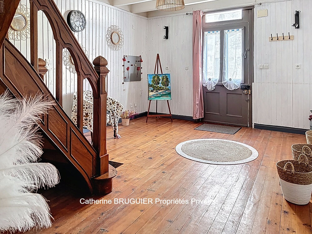 Vente Maison Maison en pierre - 210 m² - 5 chambres - Piscine -jardin clos- Coeur de village- Grand garage Saint jean de liversay