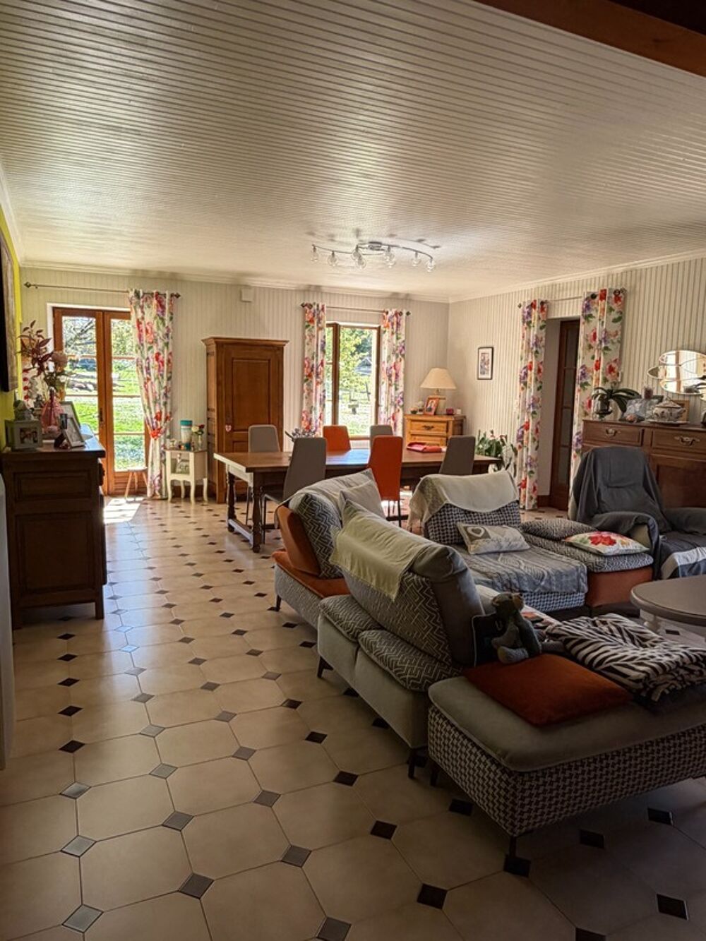 Brie. Maison en pierre de 200 m² sur une parcelle de 3392 m²