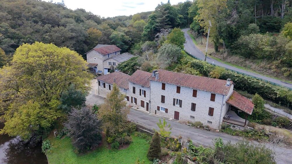 Proche de Rochechouart , authentique moulin avec rivière et chute d'eau -cadre naturel exceptionnel-