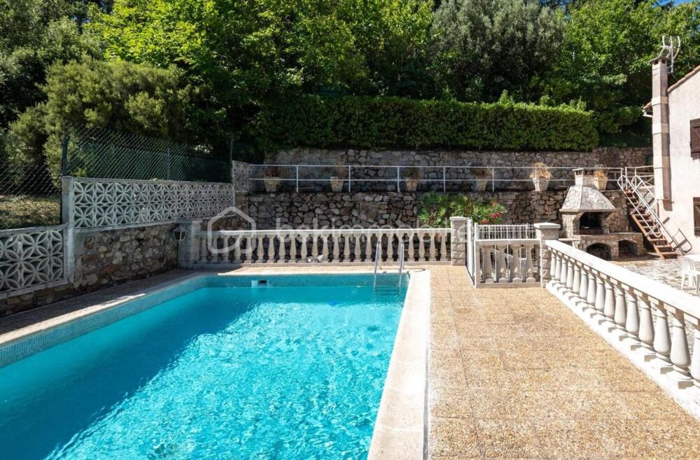 Villa quatre faces*** Panorama avec vue sur montagnes*** Piscine***