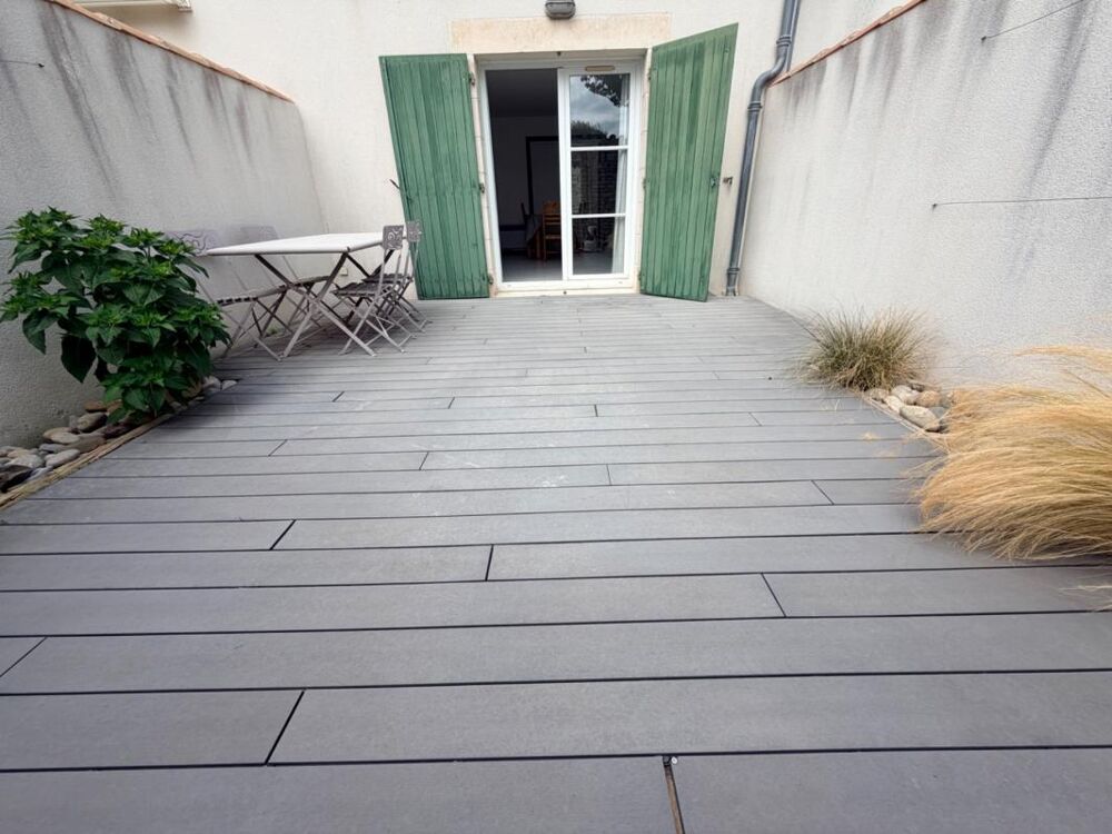Appartement avec extérieur clos de murs au port de st martin de ré