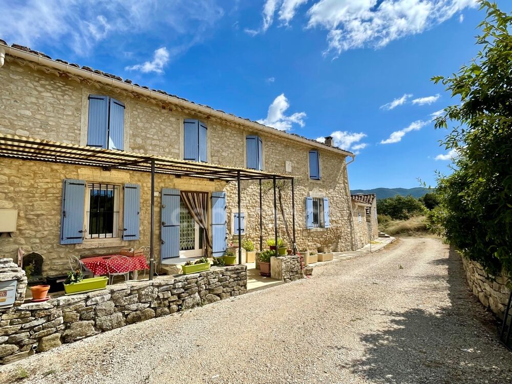 A vendre Bâtisse en pierre rénovée de 235 m² habitables et ses dépendances de 300 m2 - Terrain de 100 000,00 m²