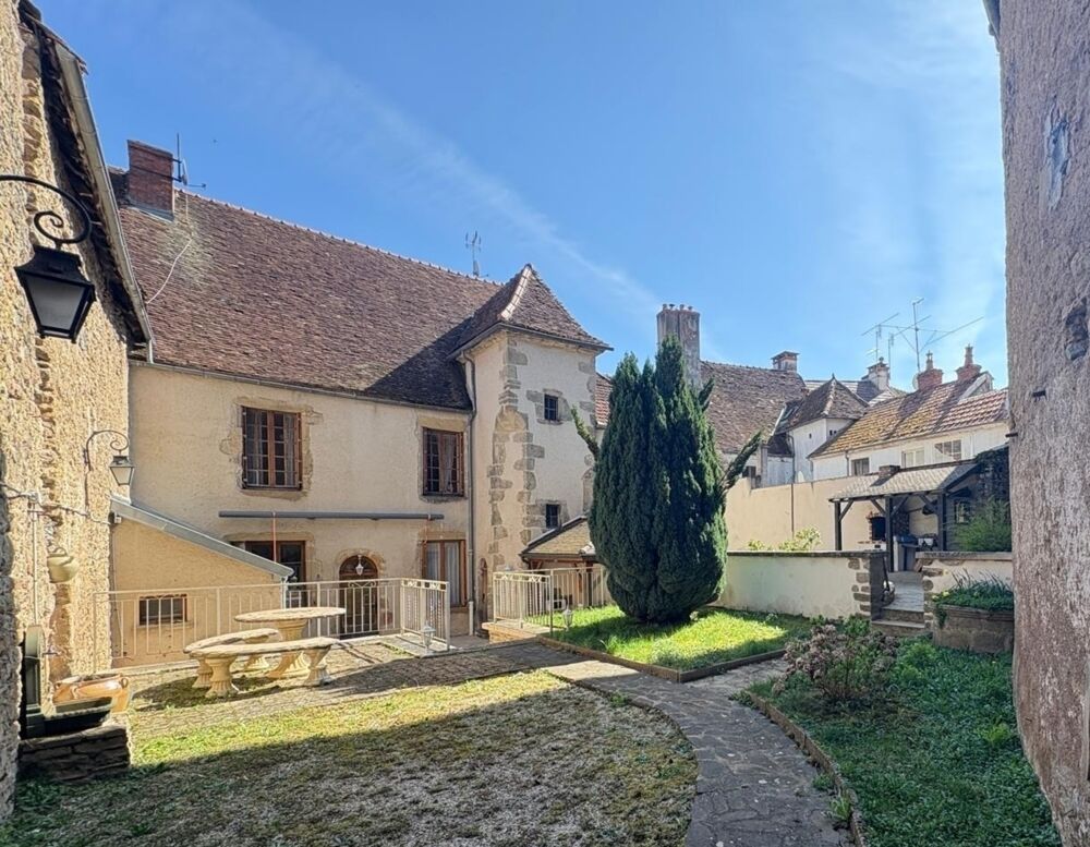 Maison de caractère avec jardin, garage double et beau potentiel centre Arnay-le-Duc / 40mn de DIJON
