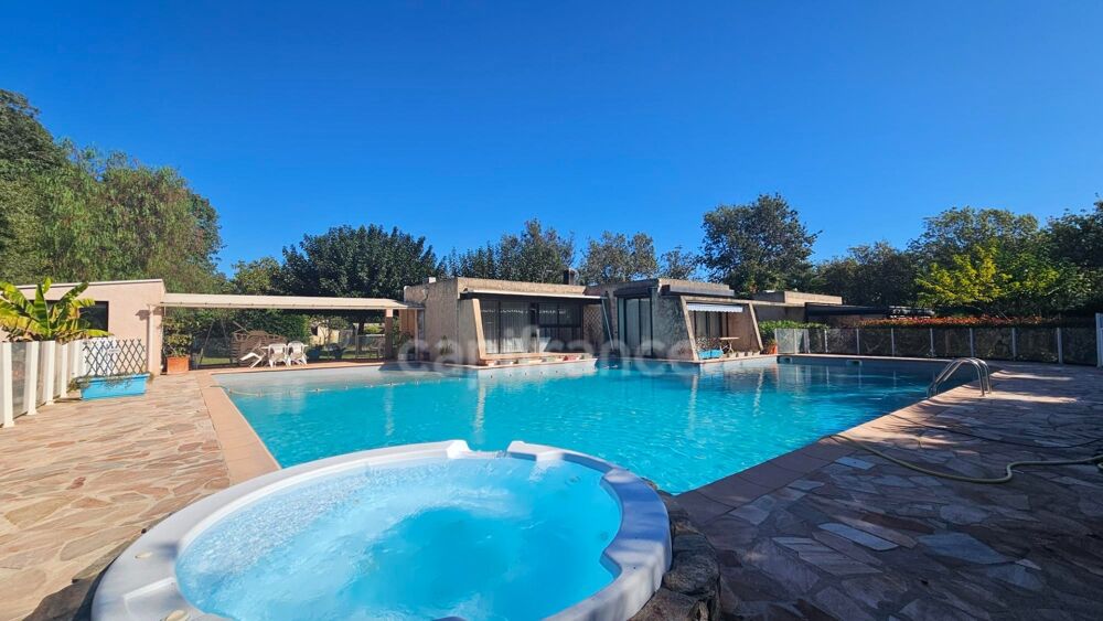 Vente Propriété/Château HYÈRES – PROPRIÉTÉ  SUR PLUS D'1 HECTARE – MAISON PRINCIPALE DE PLAIN-PIED, PISCINE ET ENSEMBLE BÂTI Hyeres