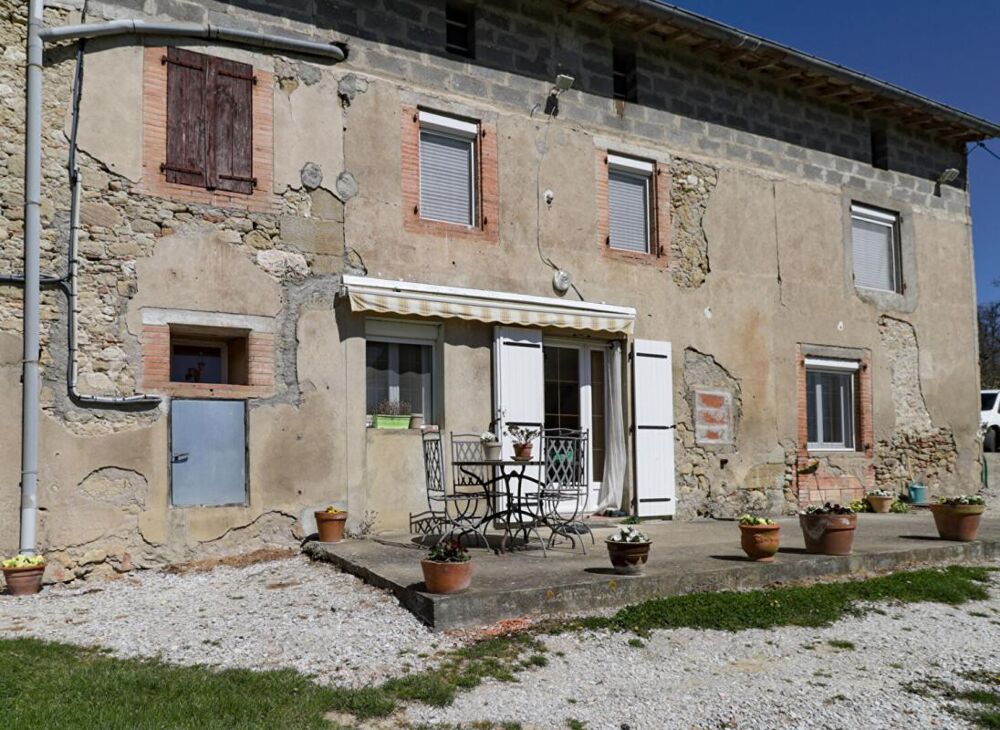 Propriété au calme, proche Puylaurens, avec grands volumes et potentiel