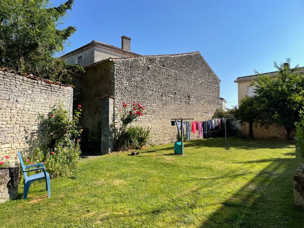 Maison de Maître à rénover environ 300m² avec garages, jardin, puits, dépendances, cours d'eau