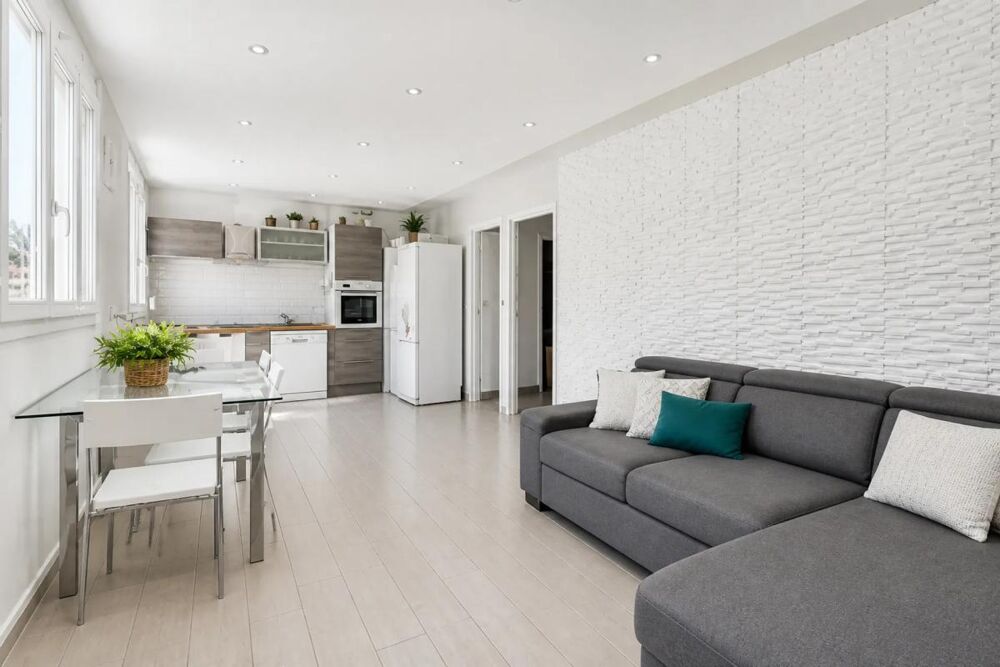 Appartement de trois pièces ! Copropriété familiale avec ravalem