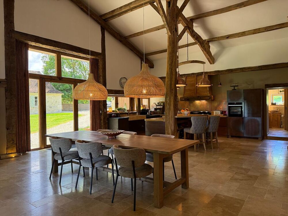 Un domaine d'exception en Dordogne avec trois maisons de caractère et deux granges
