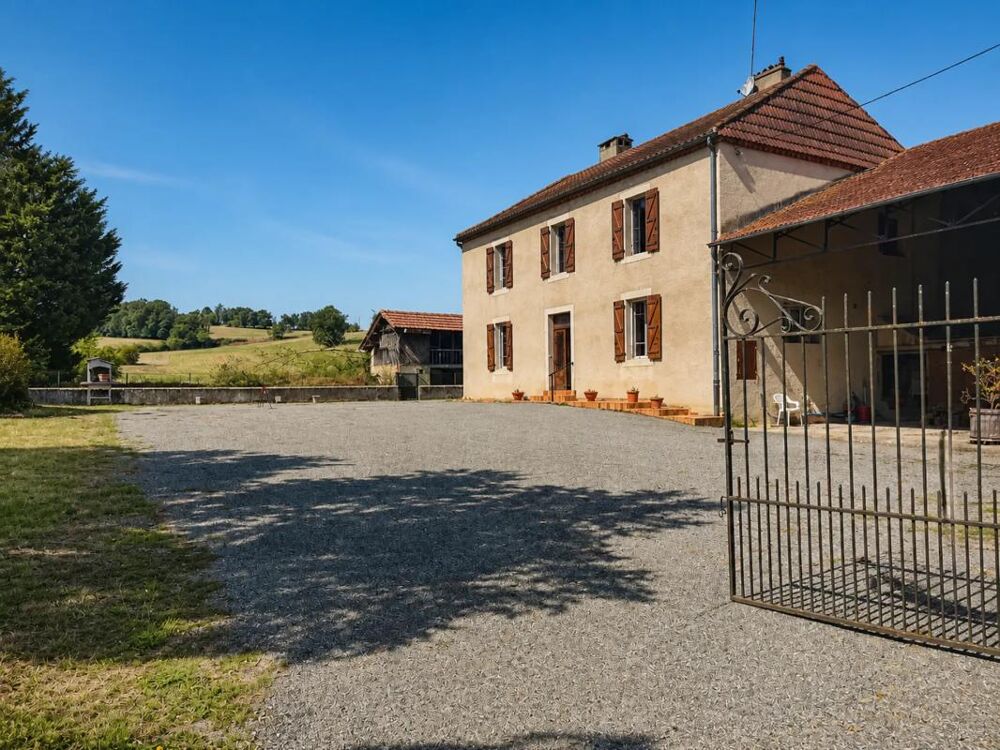 Vente Maison Maison de 6 pièces de 188 m² à Juillac sur terrain de 7 100 m2 Juillac
