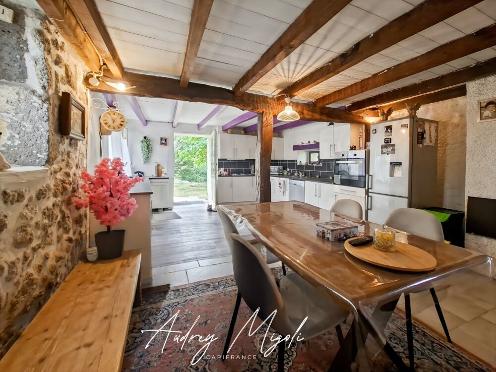 Maison en pierre au coeur de la nature, 109m², 3 chambres, garage et grande dépendance, au bord d'une rivière, terrain 1 hectare