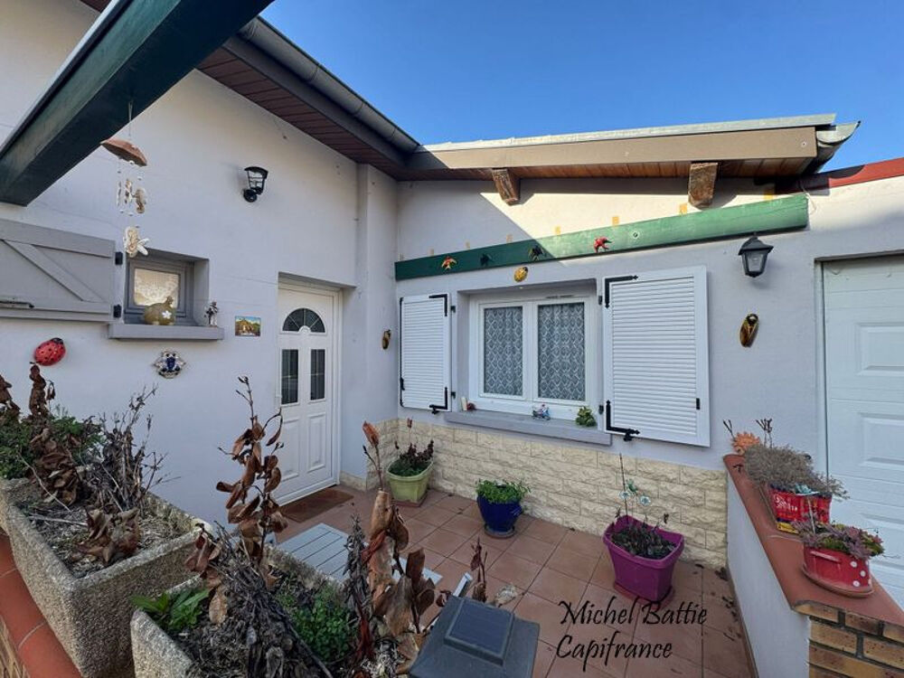 MAISON DE VILLE au calme avec terrasse privative, cour fermée et garage