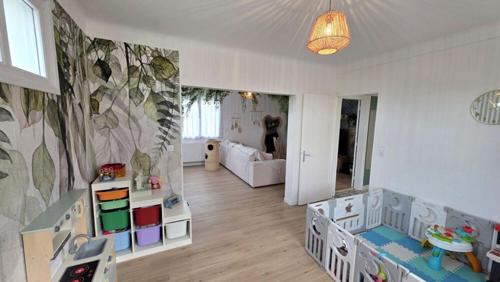 Maison en pierre entièrement rénovée, 173,30 m², six chambres, garage et jardin clos de 994 m² · Rostrenen (22)