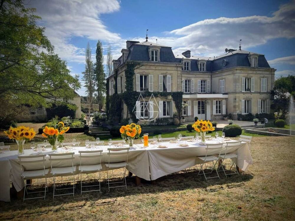Beau château du XVIIIe siècle avec dépendances, incluant une salle de réception, situé dans l'Orne