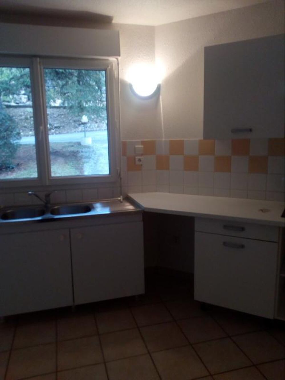 A LOUER T3 AVEC PETITE TERRASSE RESIDENCE LES BASTONIES