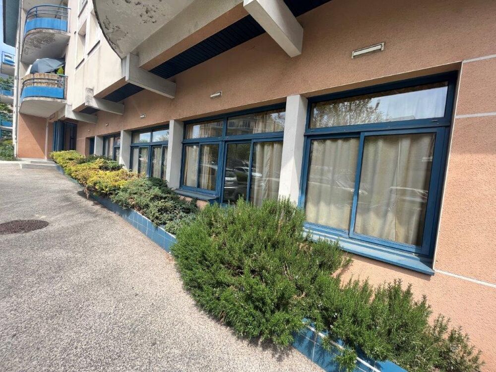   Rodez, local de 251 m² environ en rez-de-chaussée, proche quartier Saint Cyrice Rodez