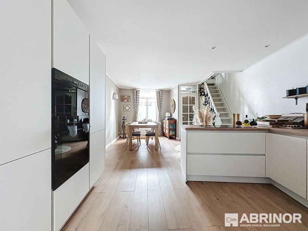 Idéalement située en hyper centre, cette adorable maison flamande ne ressemble à aucune autre et cest ce qui fait tout son cha
