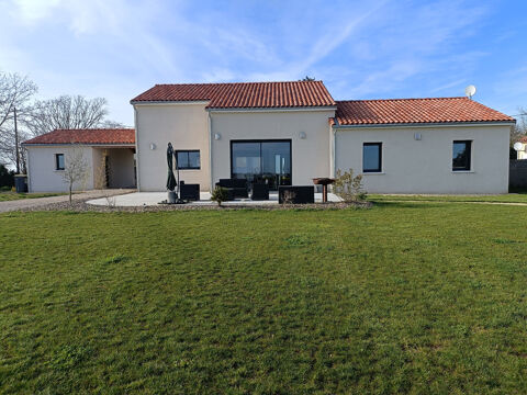 Dpt Deux Sèvres (79), à vendre AIRVAULT maison P6 de 115,5 m² - Terrain de 11861  - Plain pied 283000 Airvault (79600)
