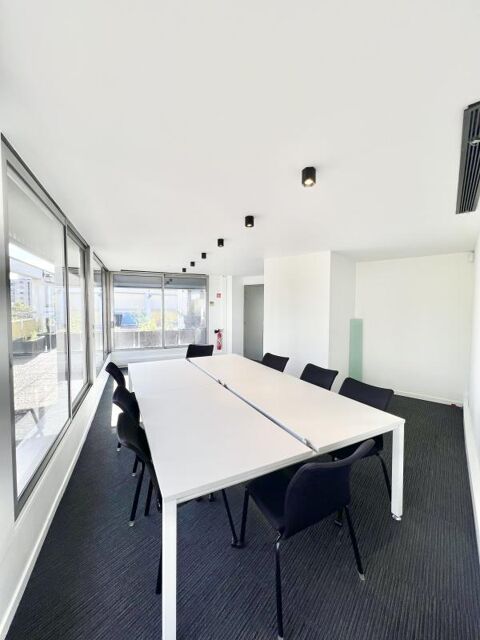   Beau bureaux lumineux, terrasse privative, parking 