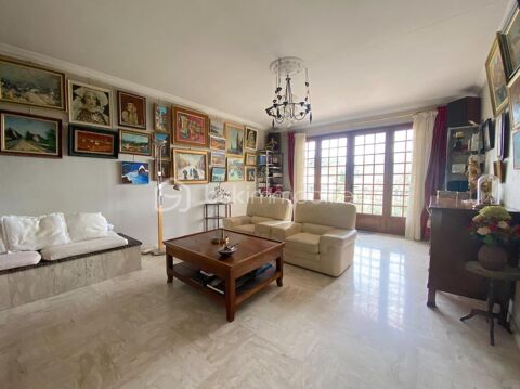   Maison avec 4 chambres + une piscine couverte + un garage de 110m2 !!! De l'espace, du calme et de l'authenticit� !!!! Maison - 8 pi�ce(s) - 248 m�