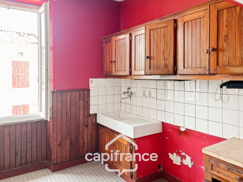 Maison à renover avec fort potentiel, cour et garage