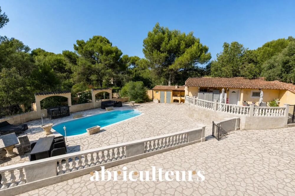 Grande villa familiale de 230 m² offrant de magnifiques espaces en vente à les Pennes-Mirabeau.(13170)