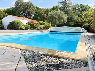 Vente Maison Maison à vendre 5 pièces - Plain-Pied - 3 chambres - 2 salles d'eau - 3 wc - Piscine couverte - 2 garages SAINT HILAIRE DE RIEZ Saint hilaire de riez