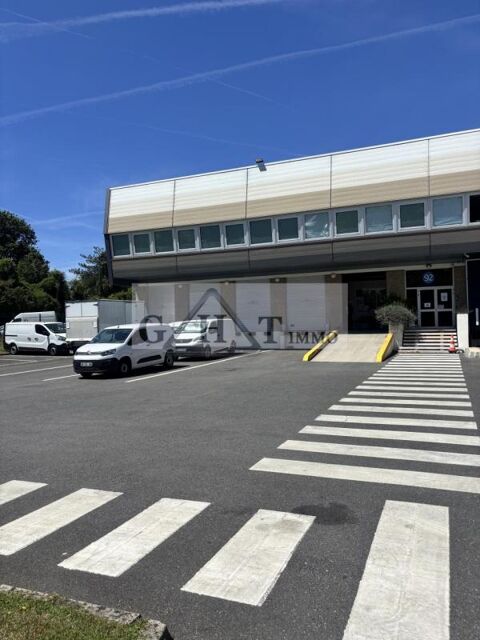   À LOUER : LOCAUX D'ACTIVITÉS - BUC 
