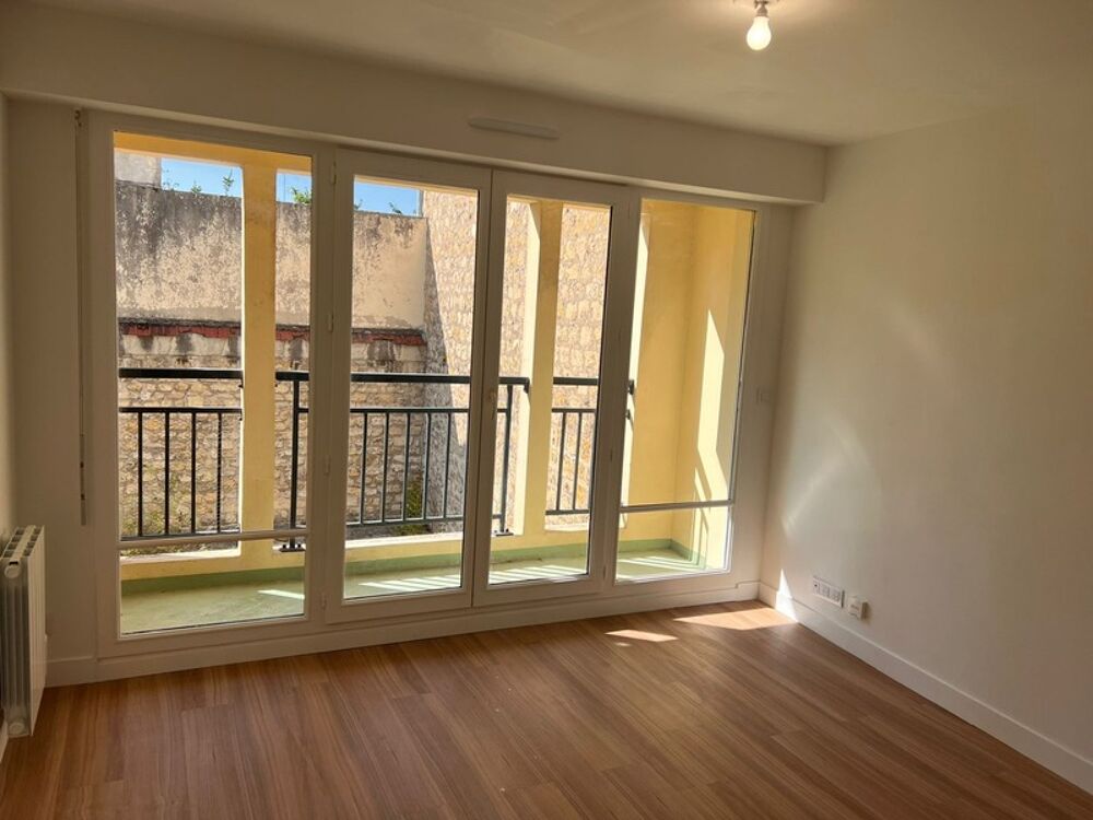 PONTOISE  CENTRE HISTORIQUE  STUDIO AVEC BALCON ET PARKING EN SOUS-SOL
