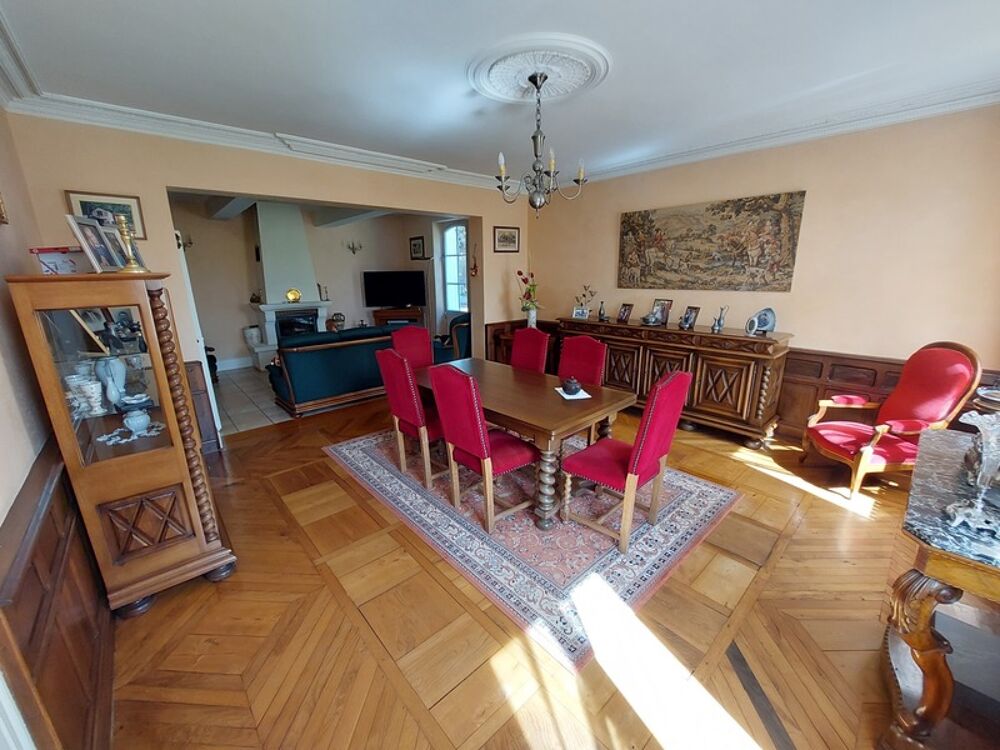 MAISON DE MAITRE AVEC DEPENDANCES DEUX PIGEONNIERS SUR PARC DE 5000M²