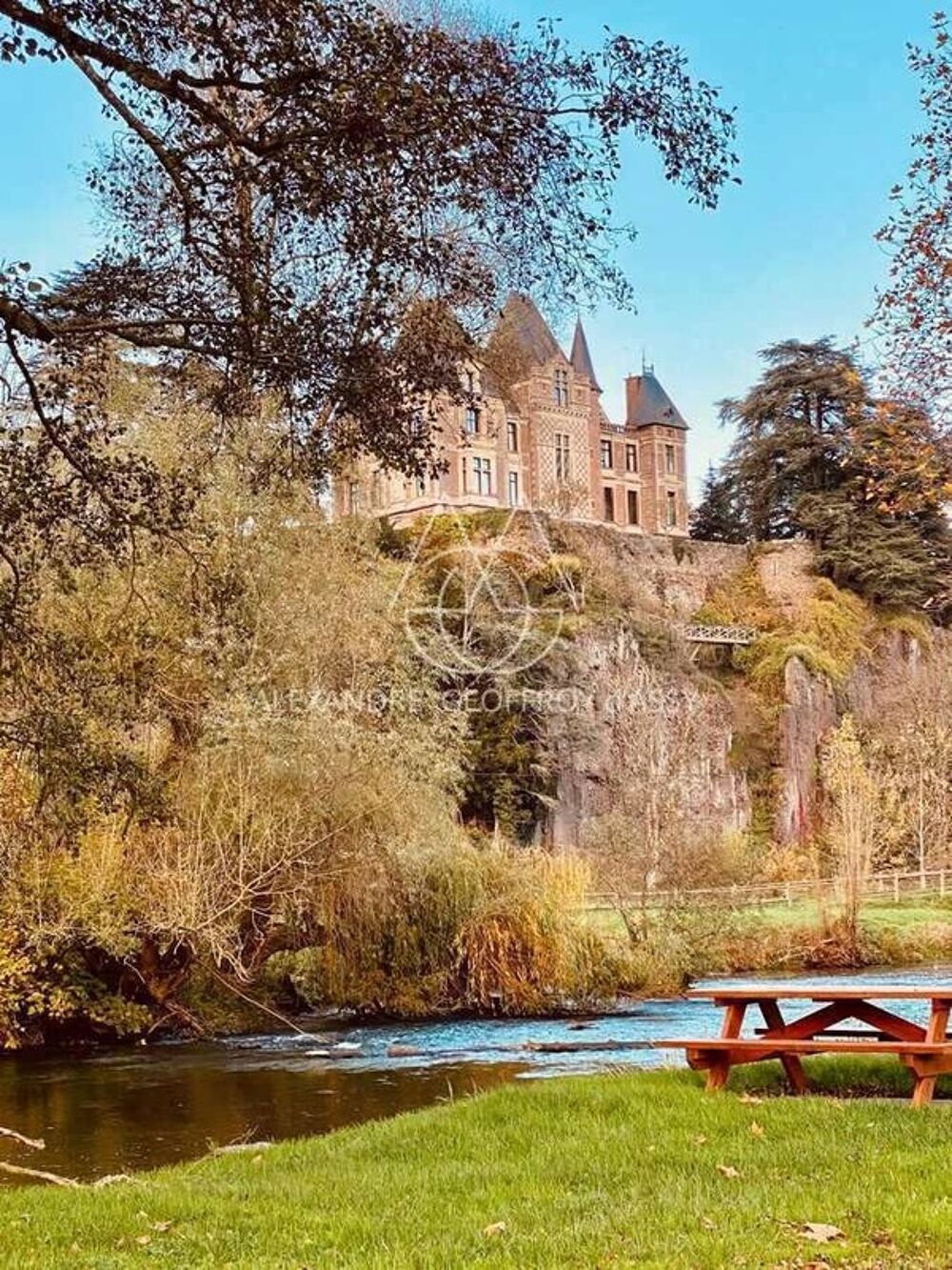 Majestueux château de style Renaissance perché sur un rocher en Suisse Normande