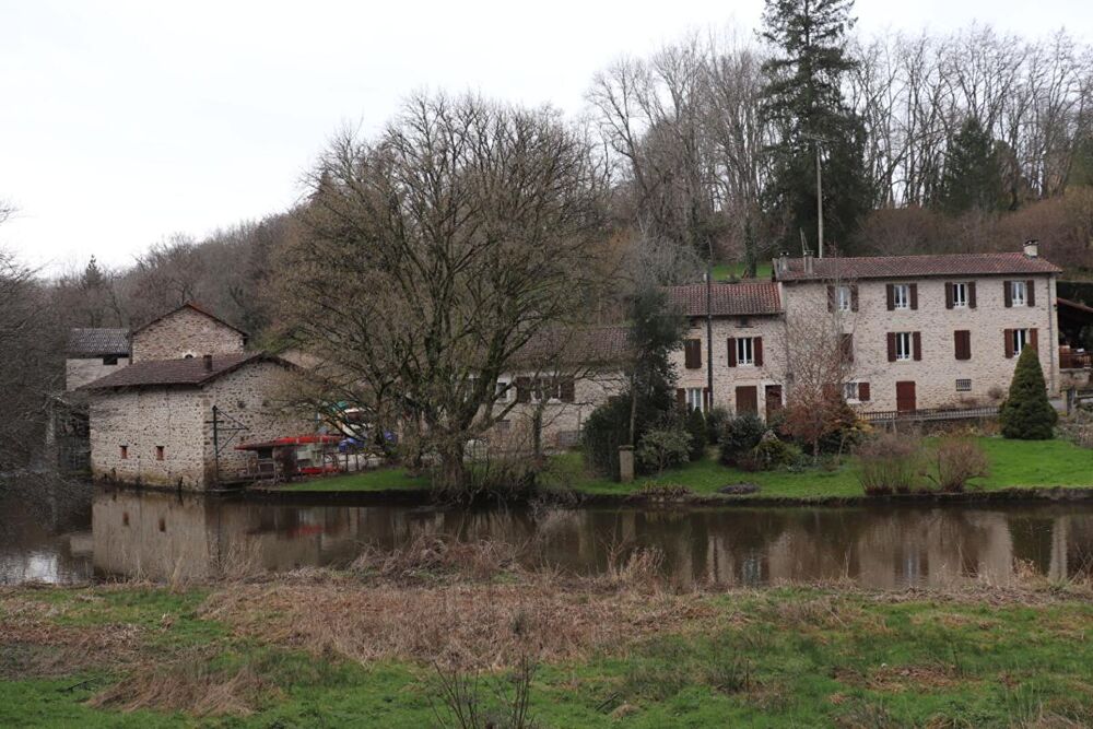 Proche de Rochechouart , authentique moulin avec rivière et chute d'eau -cadre naturel exceptionnel-