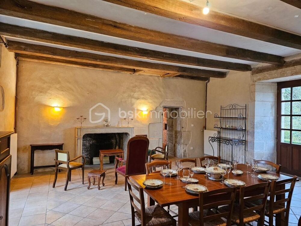 Vente Propri�t�/Ch�teau Logis du Xe si�cle 263M�, 3 hectares de terrain avec acc�s Charente, Grange et Puit Civray