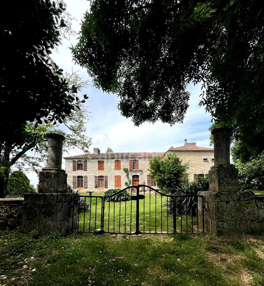 Ensemble de charme & de caractère : château, conciergerie & tour de guêt du XVIIIème près de Saint-Clar (32)