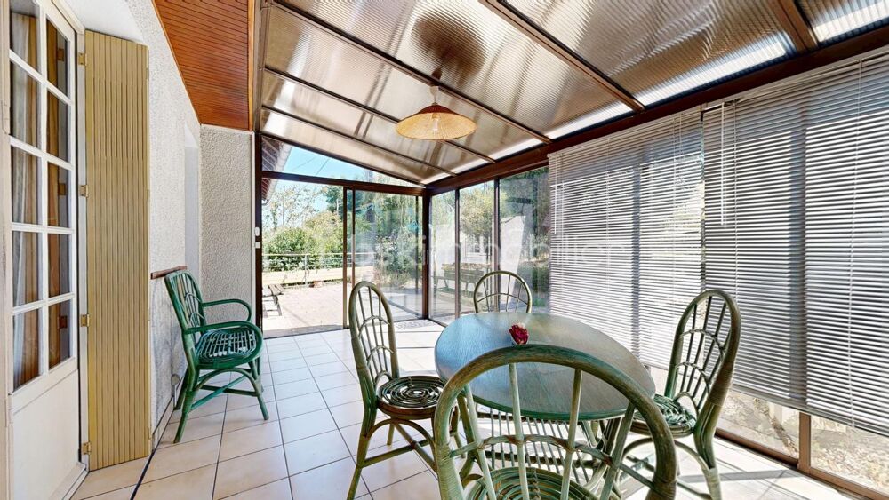 Maison lumineuse avec deux terrasses et parking à vendre !
