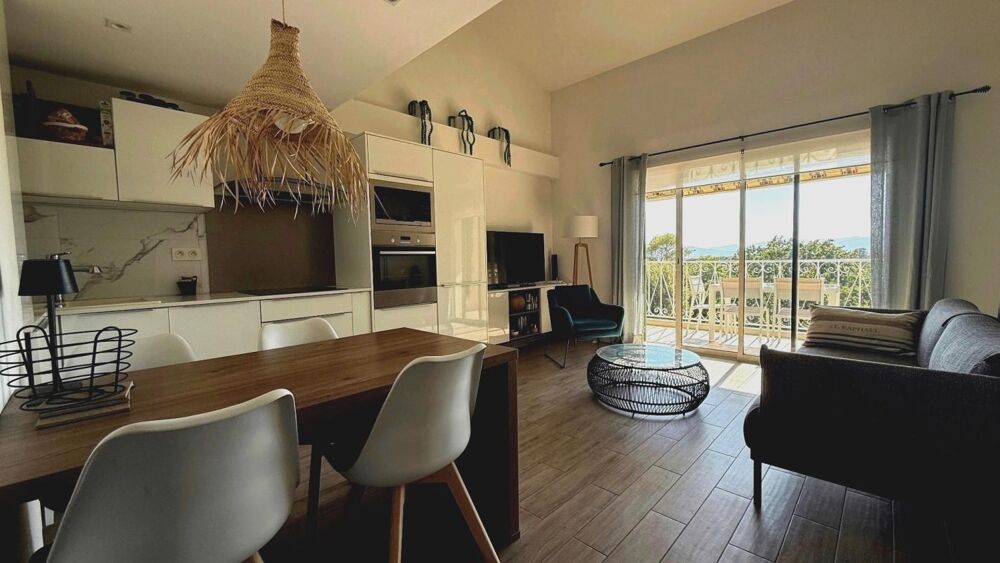 Appartement à vendre 3 pièces en dernier étage SAINT RAPHAEL (83)