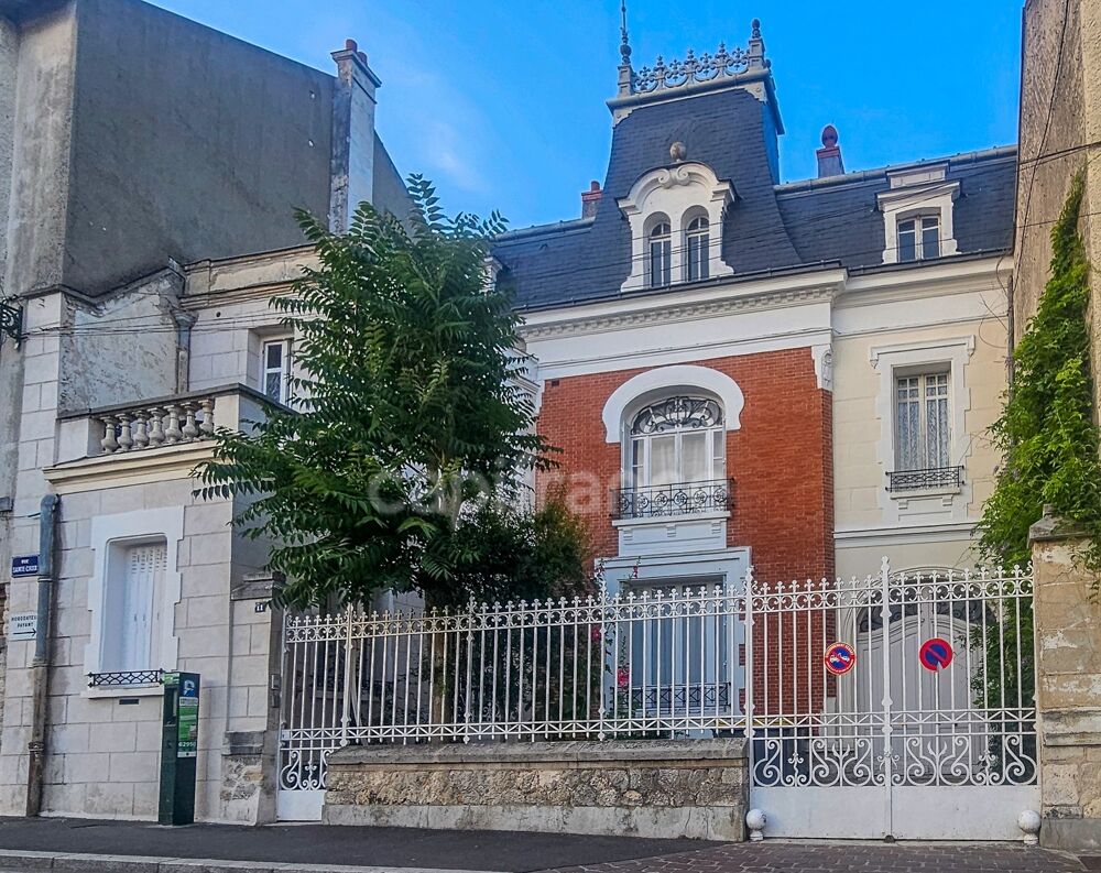 Plein centre ville d' ETAMPES (91) propriété à vendre 13 pièces, avec grand garage, 2 dépendances et terrain clos de 997 m²