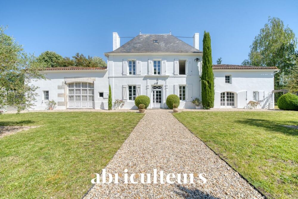 Demeure de 270 m² avec piscine à la vente à Saint-Laurent-de-Cognac (16100)